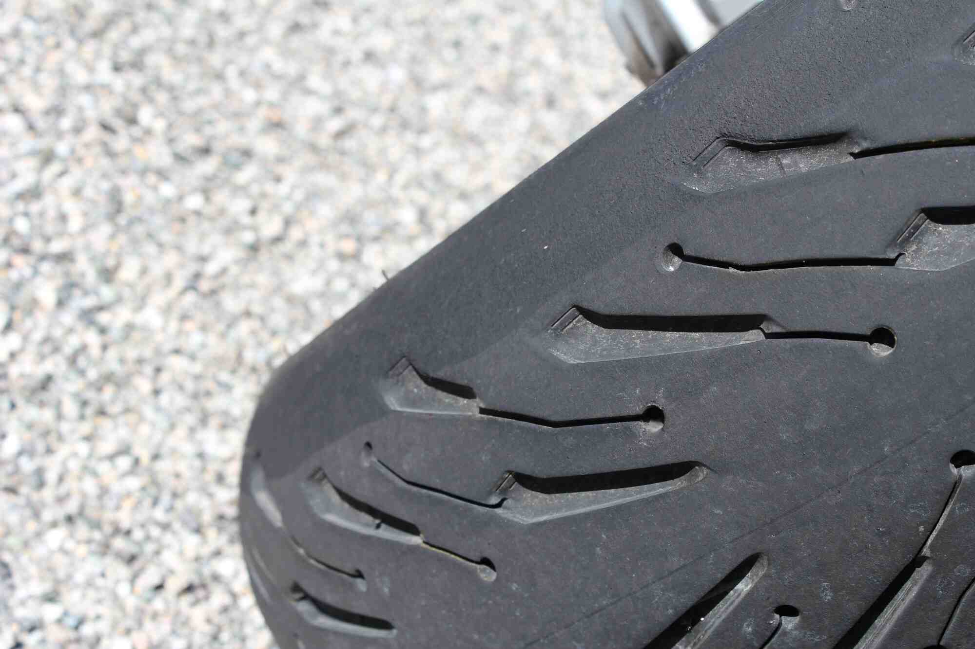 Comment mesurer l'usure des vieux pneus?