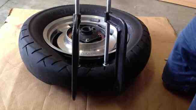 Comment monter un pneu sur une brouette?