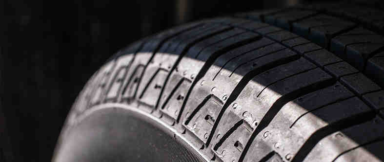 Comment connaître le pneu avant ou arrière?